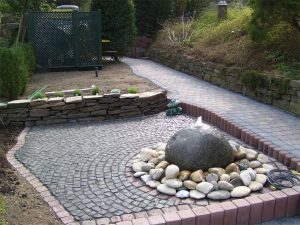 Gartenanlage mit Natur Stein